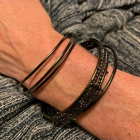 Bundle of 5 Vintage Inspired Gunmetal Gray Bangles - Picture 1 of 7